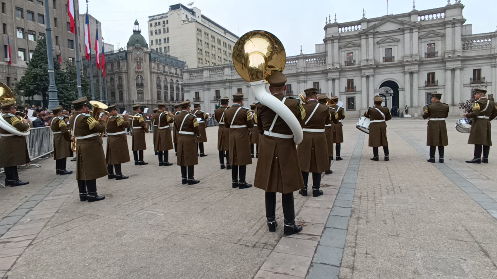 Descubra a Tradição da Troca de Guarda em Santiago: Uma Experiência Única no Palácio La Moneda